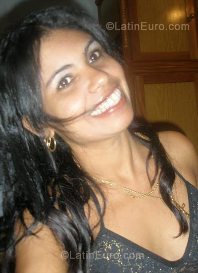 Date this funny Brazil girl Alle from Goias BR753