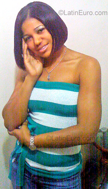 Date this nice looking Dominican Republic girl Yoselin from Santo Domingo DO694