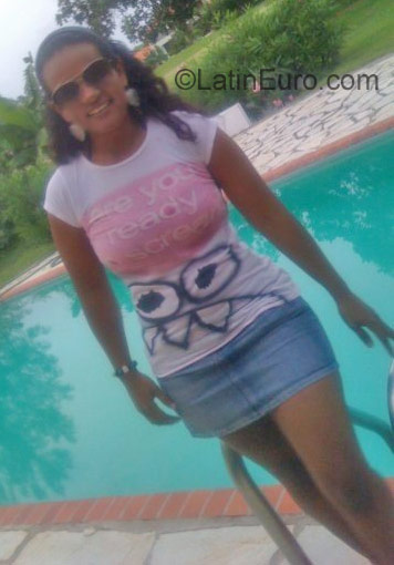 Date this good-looking Dominican Republic girl Elaine from Santo Domingo DO826