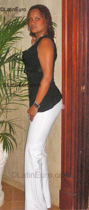 Date this good-looking Dominican Republic girl Johanna Adelina from Santo Domingo DO870