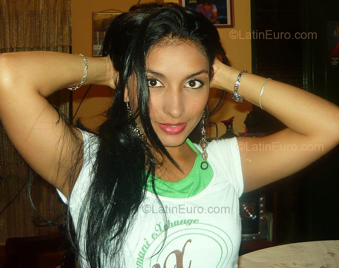 Date this lovely Colombia girl Maryuri from Cali CO1001