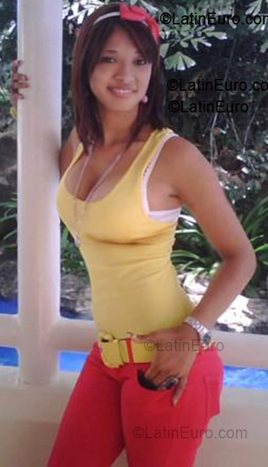 Date this sultry Dominican Republic girl Rafelina from Santiago DO1141