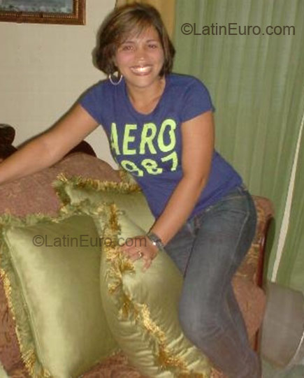 Date this attractive Dominican Republic girl Kirsis Zeneida from Nagua DO2438