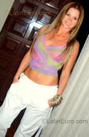 Date this attractive Brazil girl Mara from Florianopolis BR2080