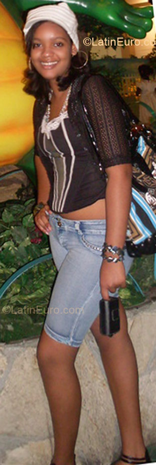 Date this good-looking Dominican Republic girl Kendy from Santo Domingo DO3794