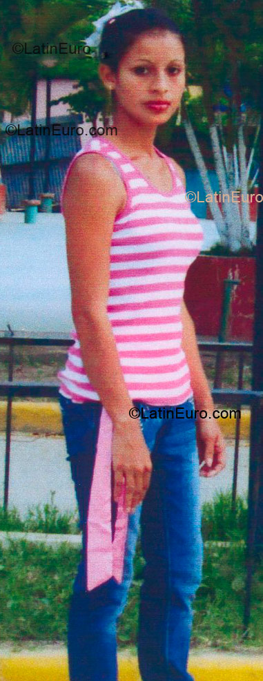 Date this good-looking Honduras girl Laura Yamileth from Quimistan HN171