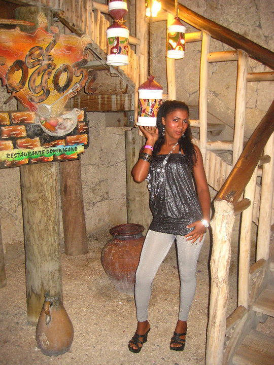 Date this attractive Dominican Republic girl Leonela from Santo Domingo DO4048