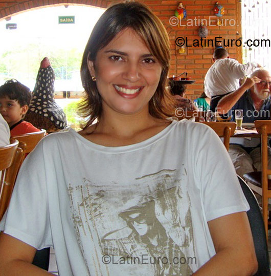 Date this nice looking Brazil girl Raquel from Teresina BR5052