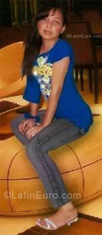 Date this nice looking Colombia girl Andrea from Cali CO4427