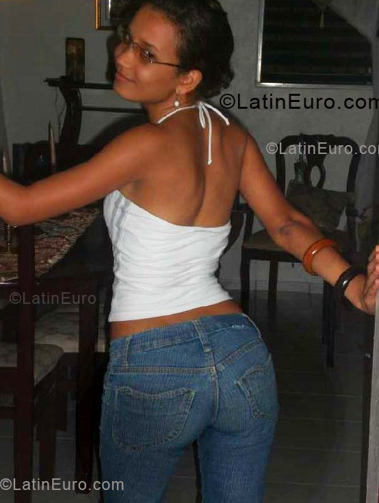 Date this happy Dominican Republic girl Maria from Santo Domingo DO4535
