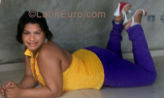 Date this happy Dominican Republic girl Yoelis from Navarrete DO5946