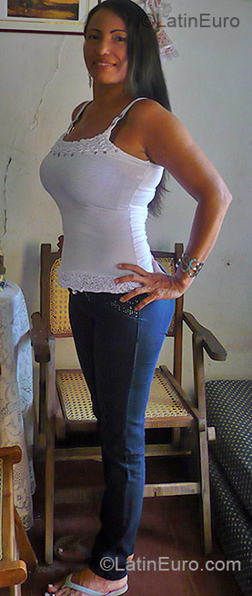 Date this funny Colombia girl Bienvenida from Barranquilla CO6182
