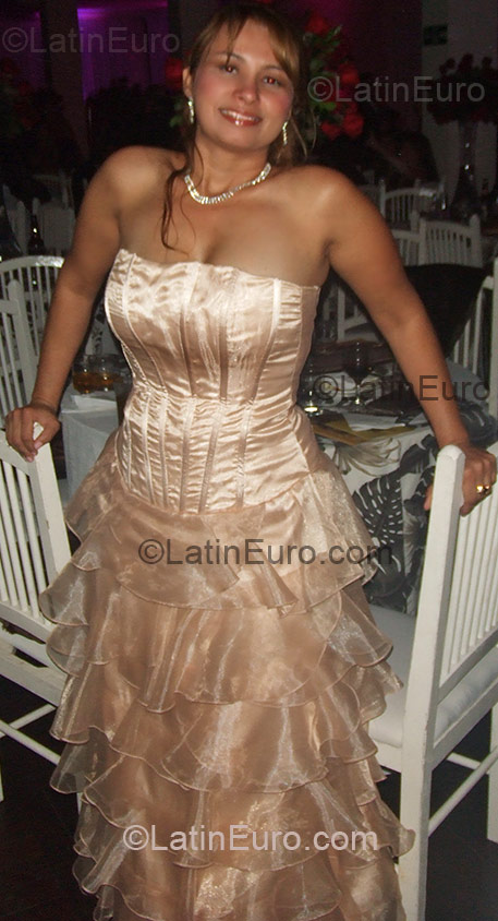 Date this happy Brazil girl Betania from Ipatinga BR3348