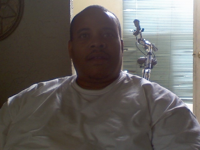 Date this voluptuous United States man Garry from Oxnard US6782