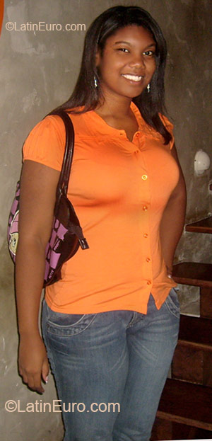 Date this nice looking Brazil girl Amanda from Salvador BR4182