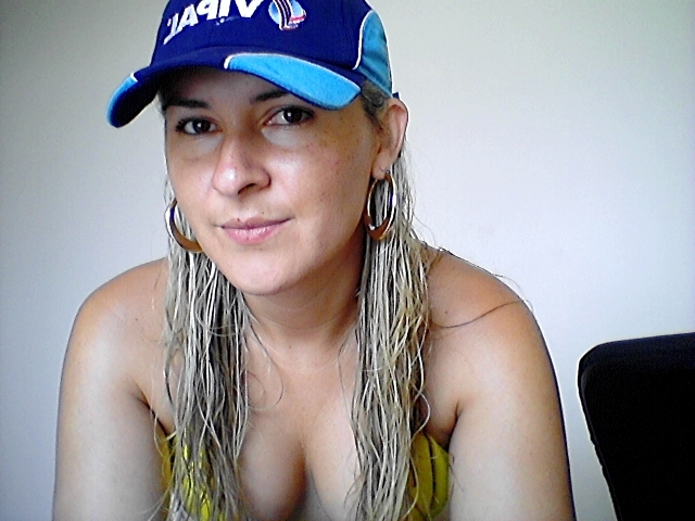 Date this nice looking Brazil girl El from Brasilia BR3480