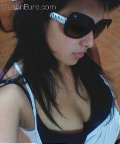 Date this pretty Ecuador girl Angela Daniela from Quito EC24