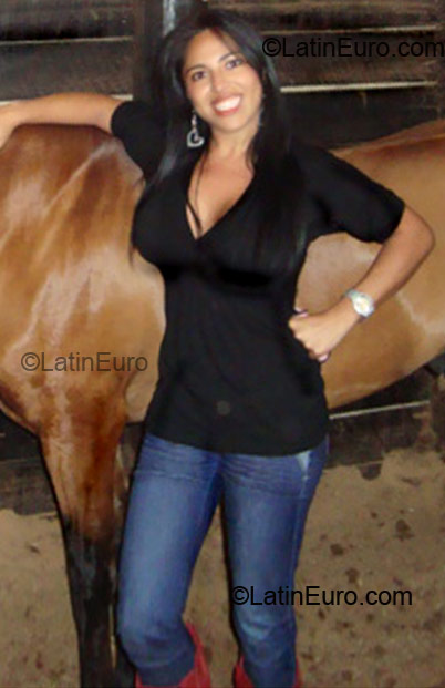 Date this hot Colombia girl Mariela from Bogota CO4943