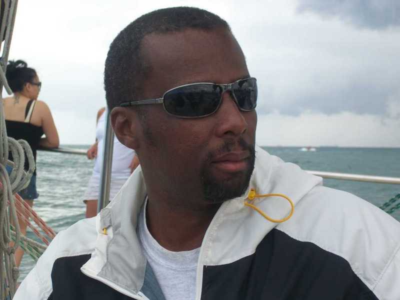 Date this nice looking United States man Curt from Honolulu US7430