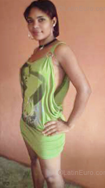 Date this athletic Dominican Republic girl Rosa from Santo Domingo DO5293