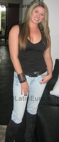 Date this happy Colombia girl Maria from Bogota CO7219