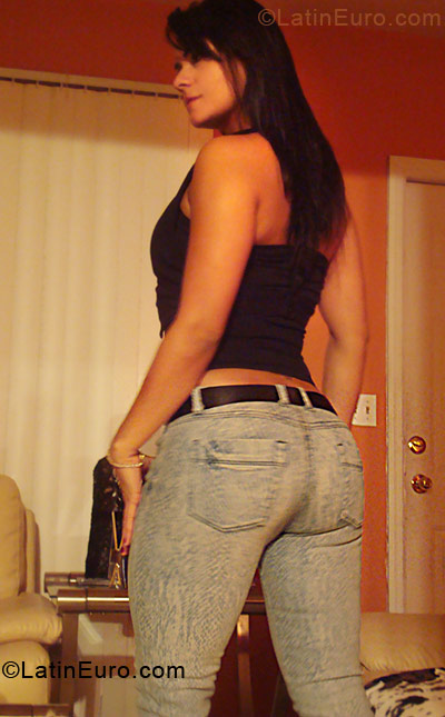 Date this sultry Brazil girl Mel from Goval BR3982