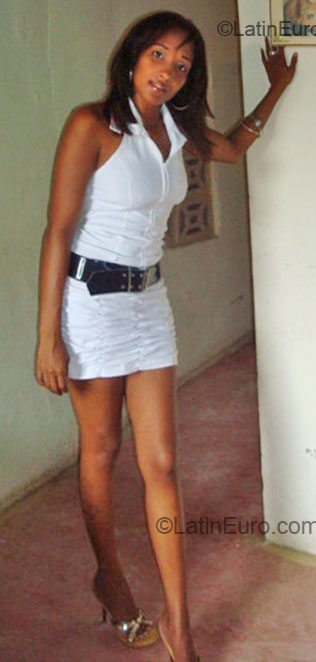 Date this happy Dominican Republic girl Damariz from Santiago DO5572