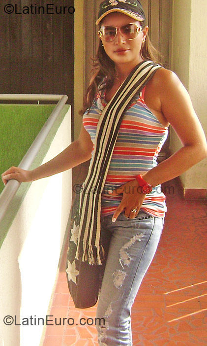 Date this lovely Colombia girl Yamileth from  CO5724