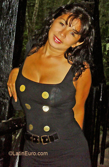Date this nice looking Colombia girl Nirza from Ibague CO5794