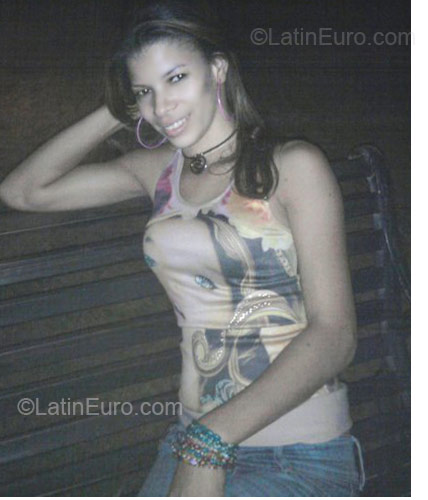 Date this attractive Dominican Republic girl Carolina from La Vega DO5839