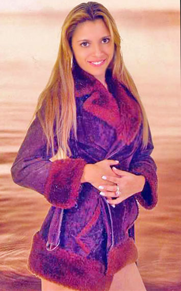 Date this happy Colombia girl Lina from Medellin CO6062