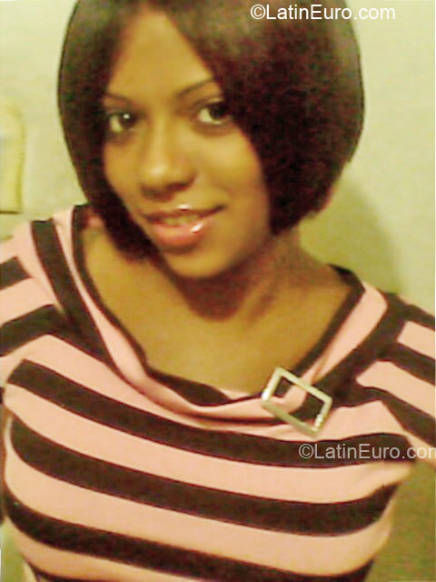 Date this nice looking Dominican Republic girl Victoria from Santo Domingo DO6686