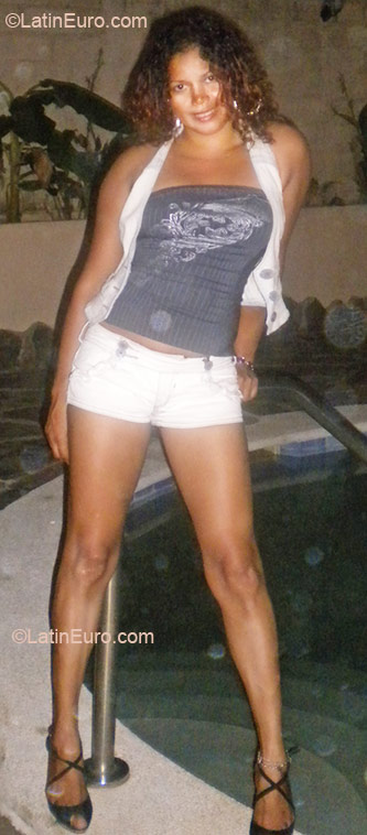 Date this foxy Dominican Republic girl Leocadia from Santiago DO6793