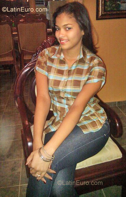 Date this nice looking Dominican Republic girl Alba from Santo Domingo DO6936