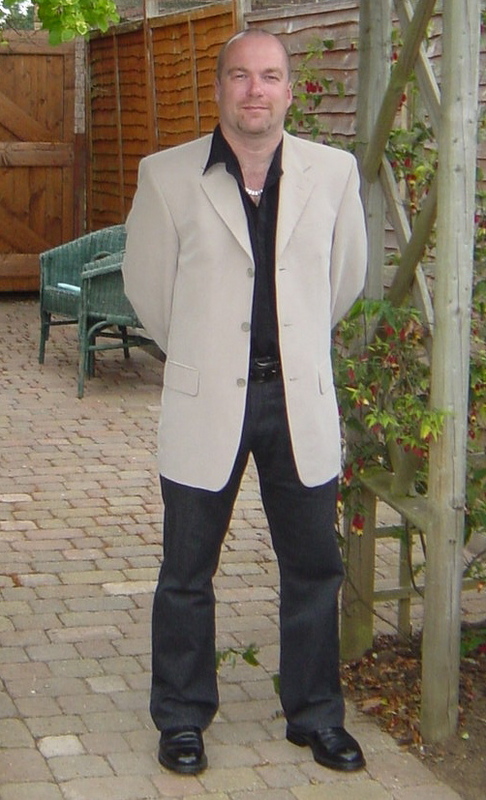 Date this georgeous United Kingdom man Anthony from London GB480