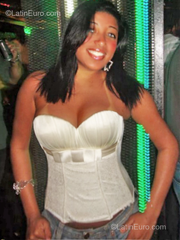 Date this voluptuous Brazil girl Aryane from Rio De Janeiro BR4956