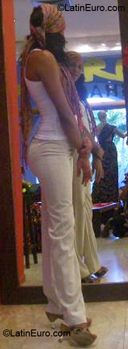 Date this nice looking Brazil girl Ivis from Salvador BR4980