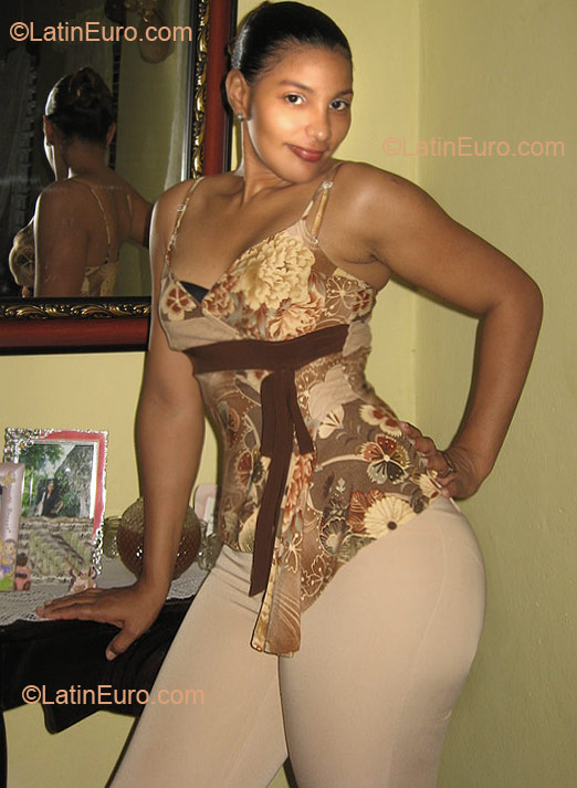 Date this nice looking Dominican Republic girl Carina from Santa Cruz, Barahona DO10505
