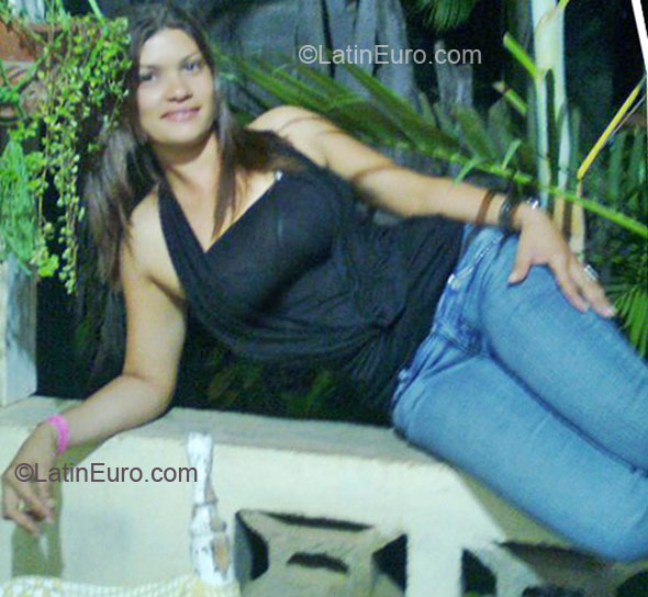 Date this hard body Dominican Republic girl Leonida from Mao Valverde DO7634
