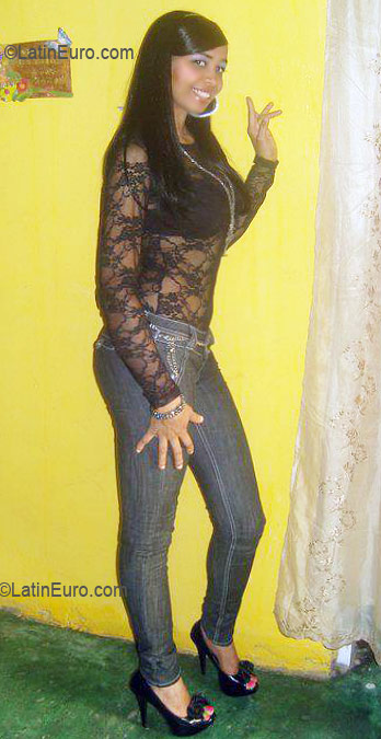 Date this happy Dominican Republic girl Berenice from Santiago De Los Caballeros DO9752