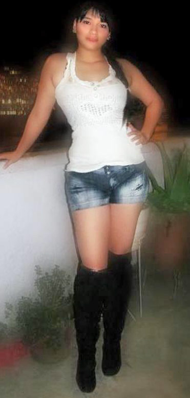 Date this voluptuous Colombia girl Caron from Medellin CO7490