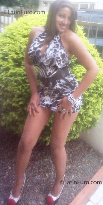Date this attractive Dominican Republic girl Johanklis from La Vega DO8481