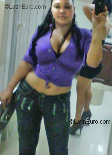 Date this happy Dominican Republic girl Jems from Dominican Republic DO8673