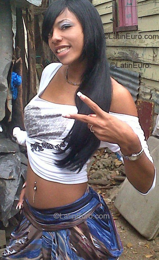 Date this nice looking Dominican Republic girl Deyanira from Santo Domingo DO8744