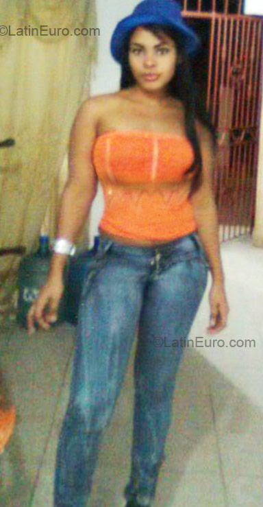 Date this nice looking Dominican Republic girl Wendy from Santo Domingo DO8759
