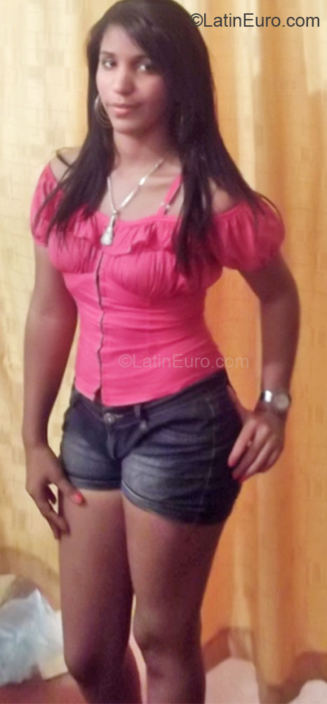 Date this stunning Dominican Republic girl Carolina from Santo Domingo DO8801