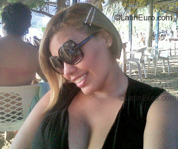 Date this attractive Colombia girl Alexa from Santa Marta CO7677