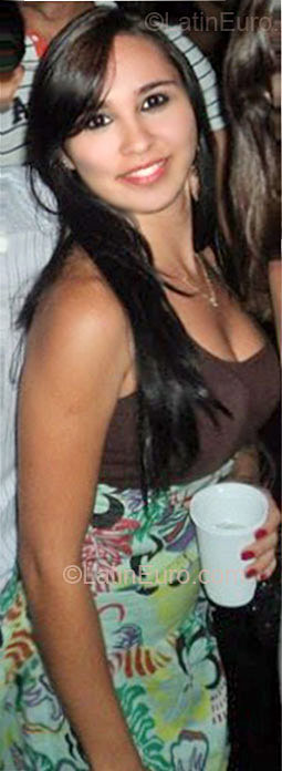 Date this gorgeous Brazil girl Laicy from Uberlandia BR6017
