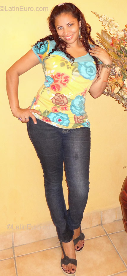 Date this charming Honduras girl Sarvia from Villanueva HN392
