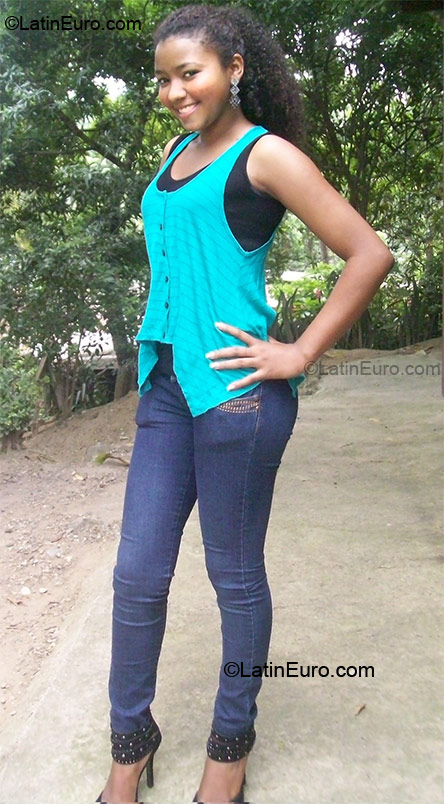 Date this nice looking Honduras girl Yessi from La Ceiba HN402